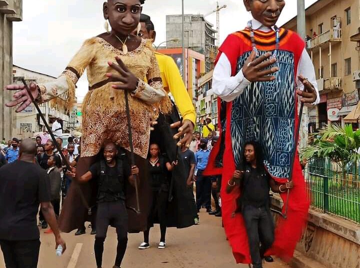 Pendant la parade à Yaoundé