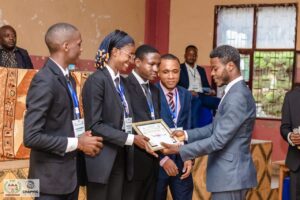 Remise des récompenses aux gagnants par le représentant du préfet de la Menoua