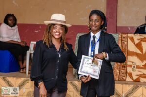 Remise de l'attestation pour l'encouragement de l'engagement et l'excellence féminin par Dr Rachel Sonkin