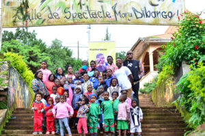 Photo de groupe avec les enfants 